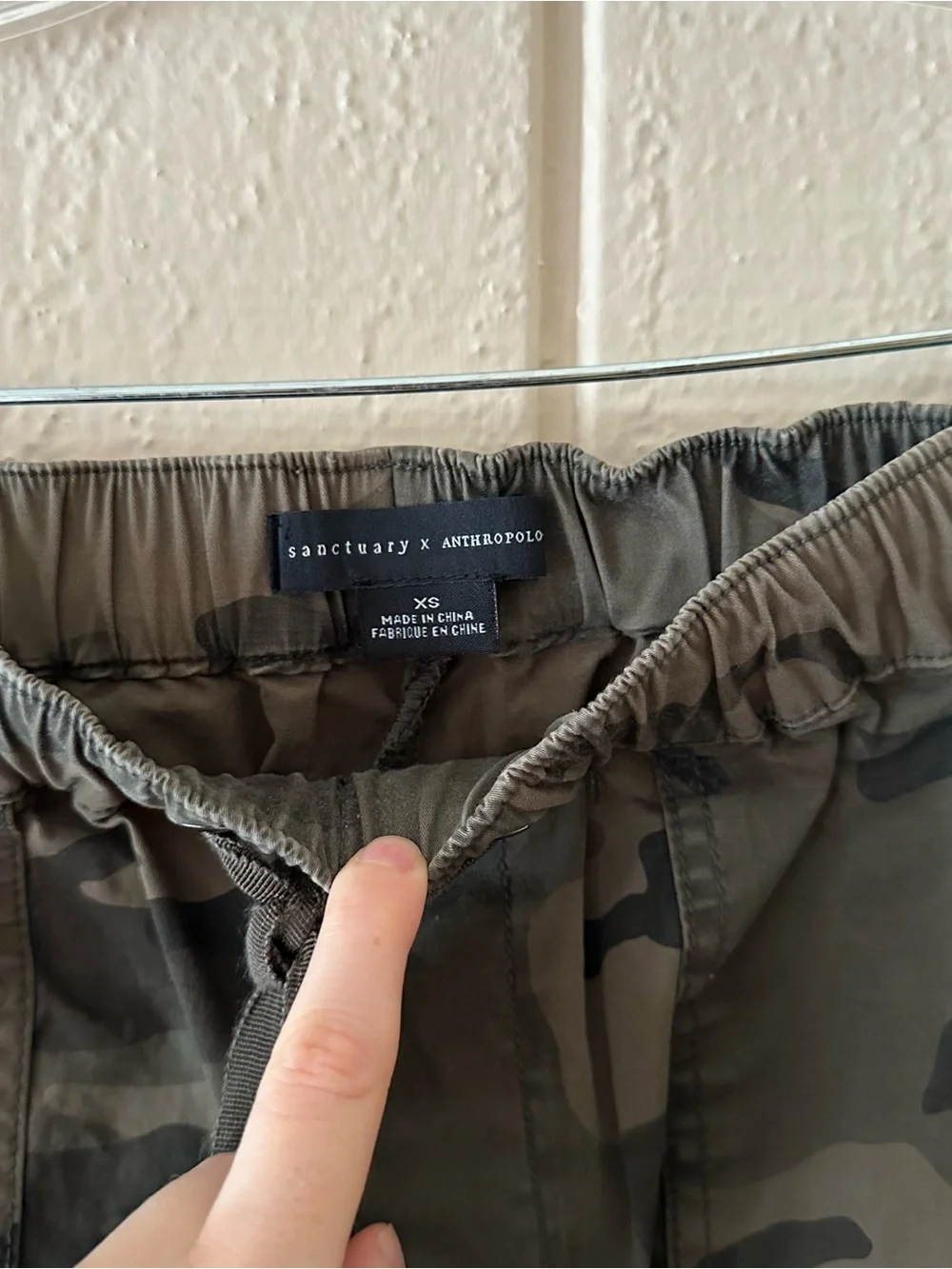 EXCELLENT SANCTUARY/ANTHROPOLOGIE CAMO PULL ON CARGO PANTS WOW XS - Picture 2 of 3